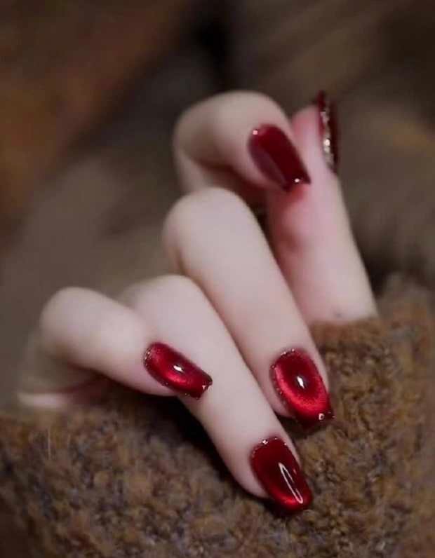 Red press on nails